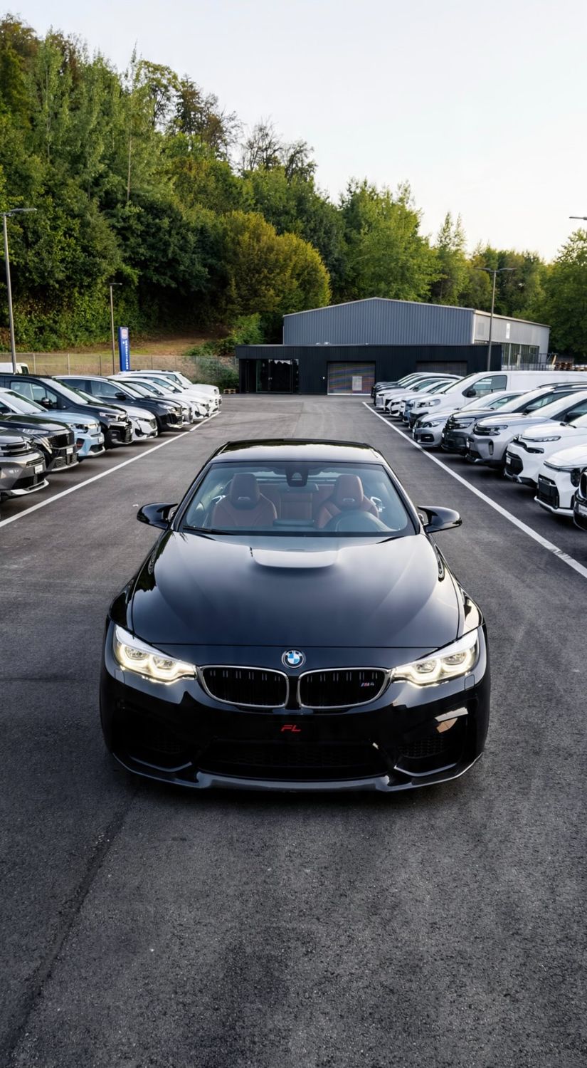 Schwarzer BMW M4 nach der Aufbereitung, Frontansicht